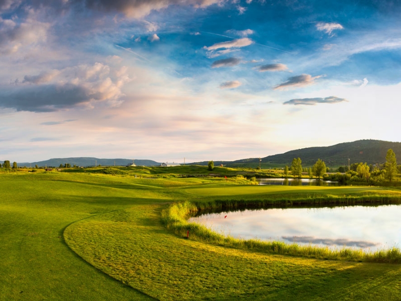 Golf hole with lake in front